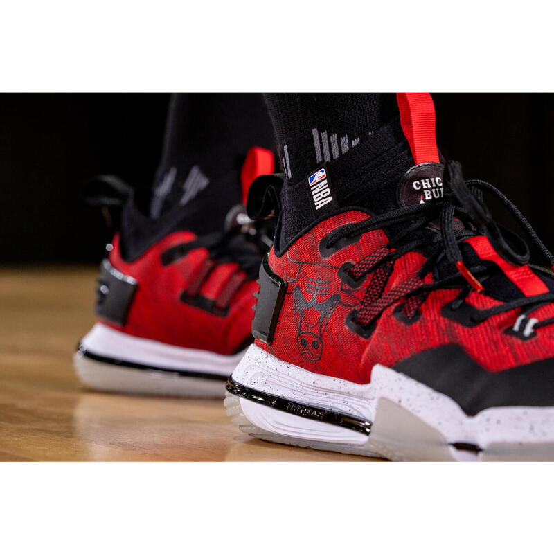 CHAUSSURES DE BASKETBALL NBA CHICAGO BULLS TIGE MID - SE900 ROUGE