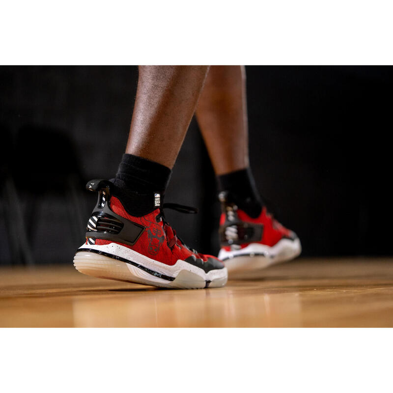 CHAUSSURES DE BASKETBALL NBA CHICAGO BULLS TIGE MID - SE900 ROUGE