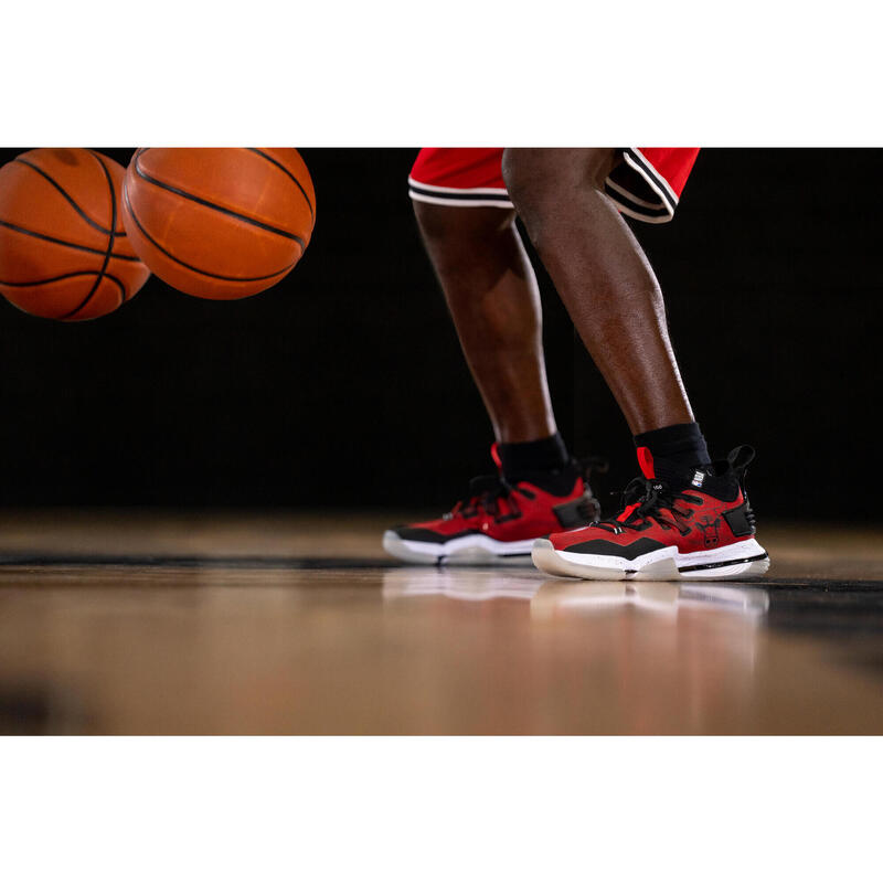 CHAUSSURES DE BASKETBALL NBA CHICAGO BULLS TIGE MID - SE900 ROUGE