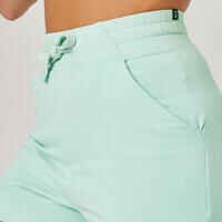 מכנסי ספורט קצרים לנשים מכותנה בגזרה צמודה עם כיס, דגם 520 - ירוק בהיר
