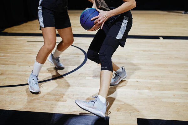 Mujer usando zapatillas de basket