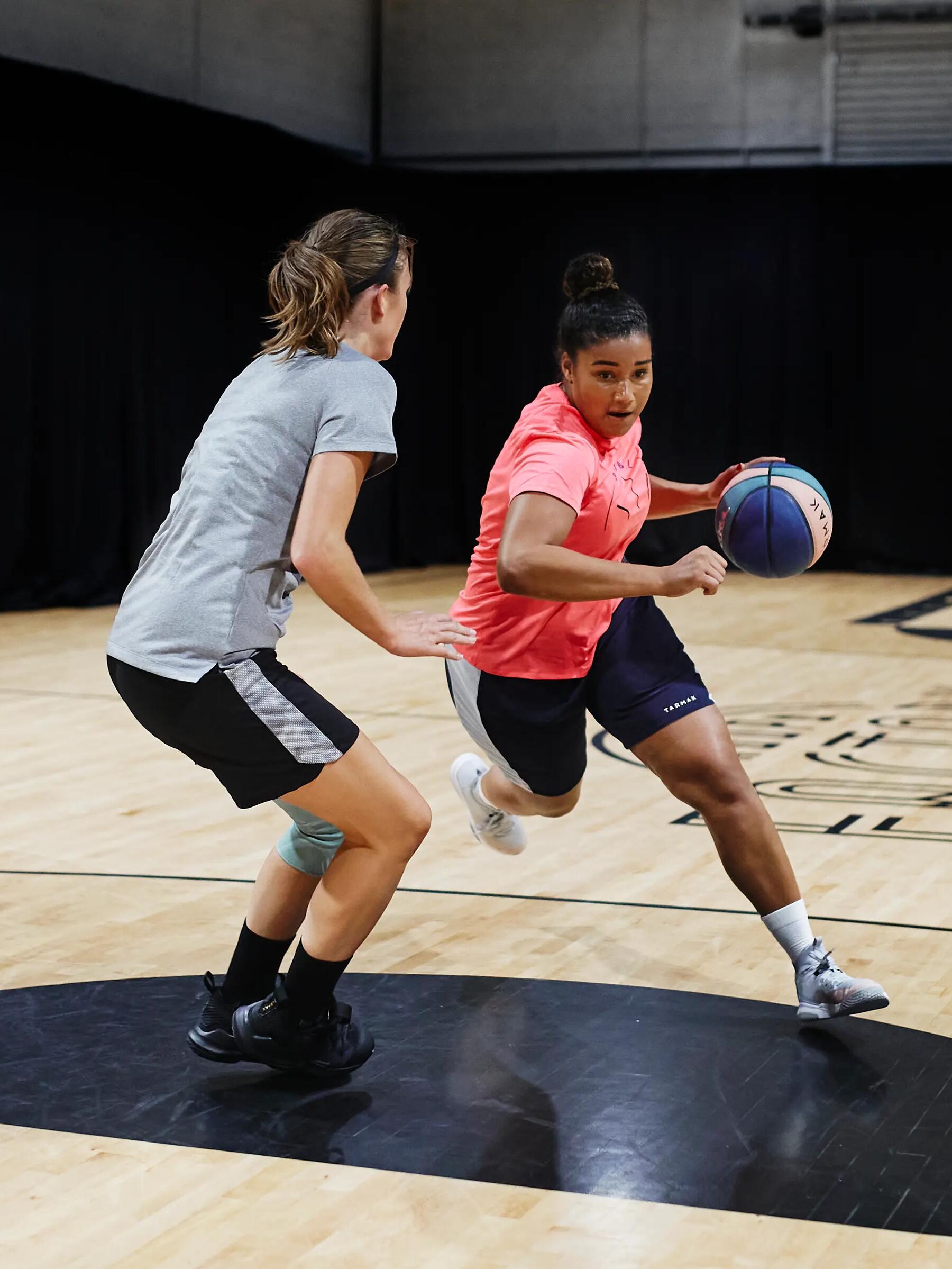 mujeres jugando a baloncesto