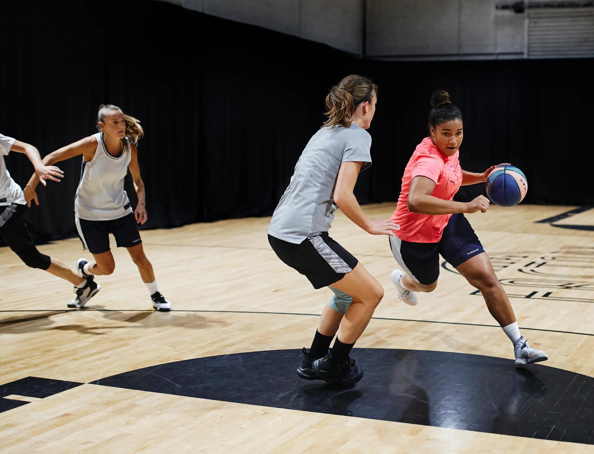 ¿Qué es mejor entrenar baloncesto en cancha cubierta o al aire libre?