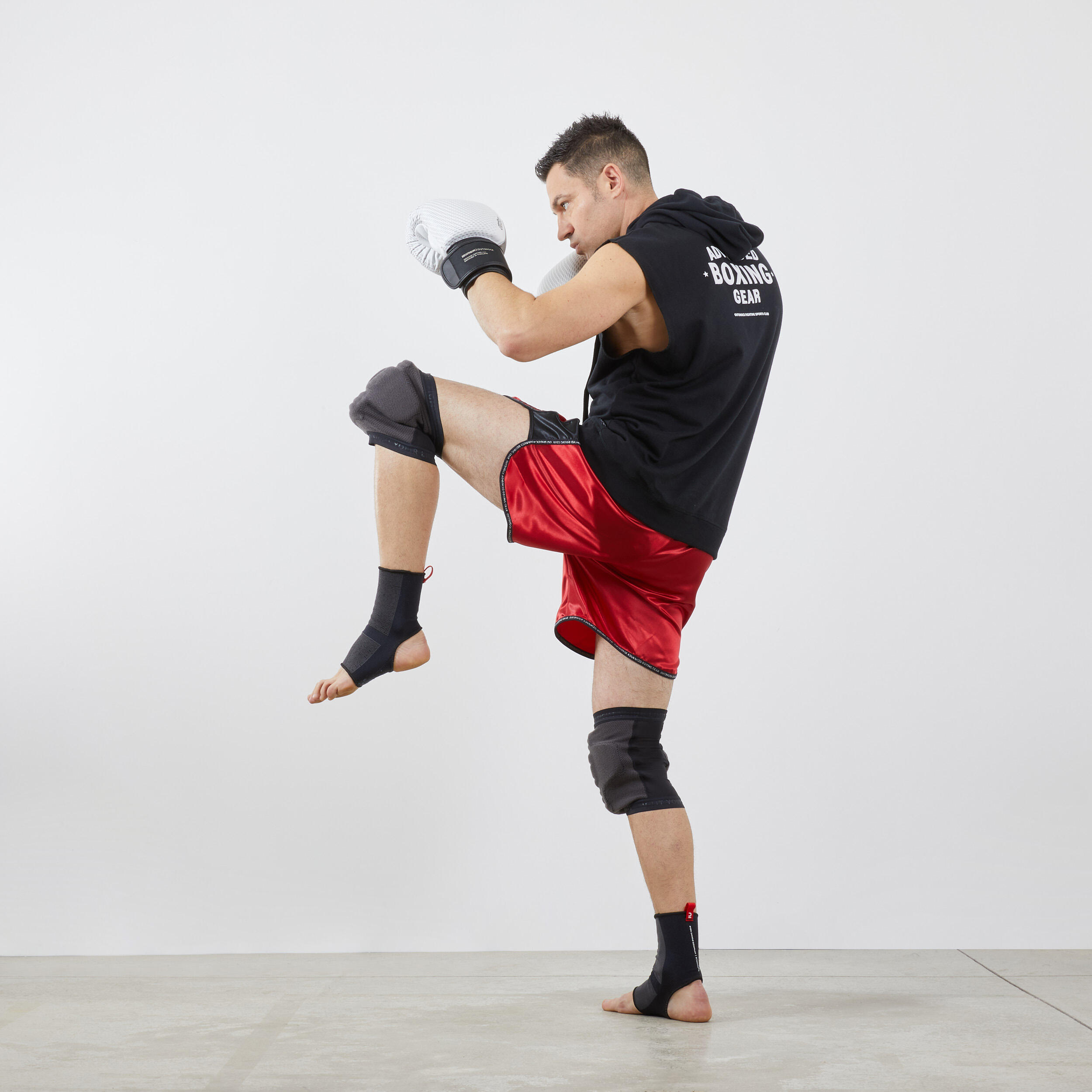 GINOCCHIERE DA COMBATTIMENTO 900 GRIGIO, PER L'ALLENAMENTO DI KICK-BOXING E MUAY THAI.