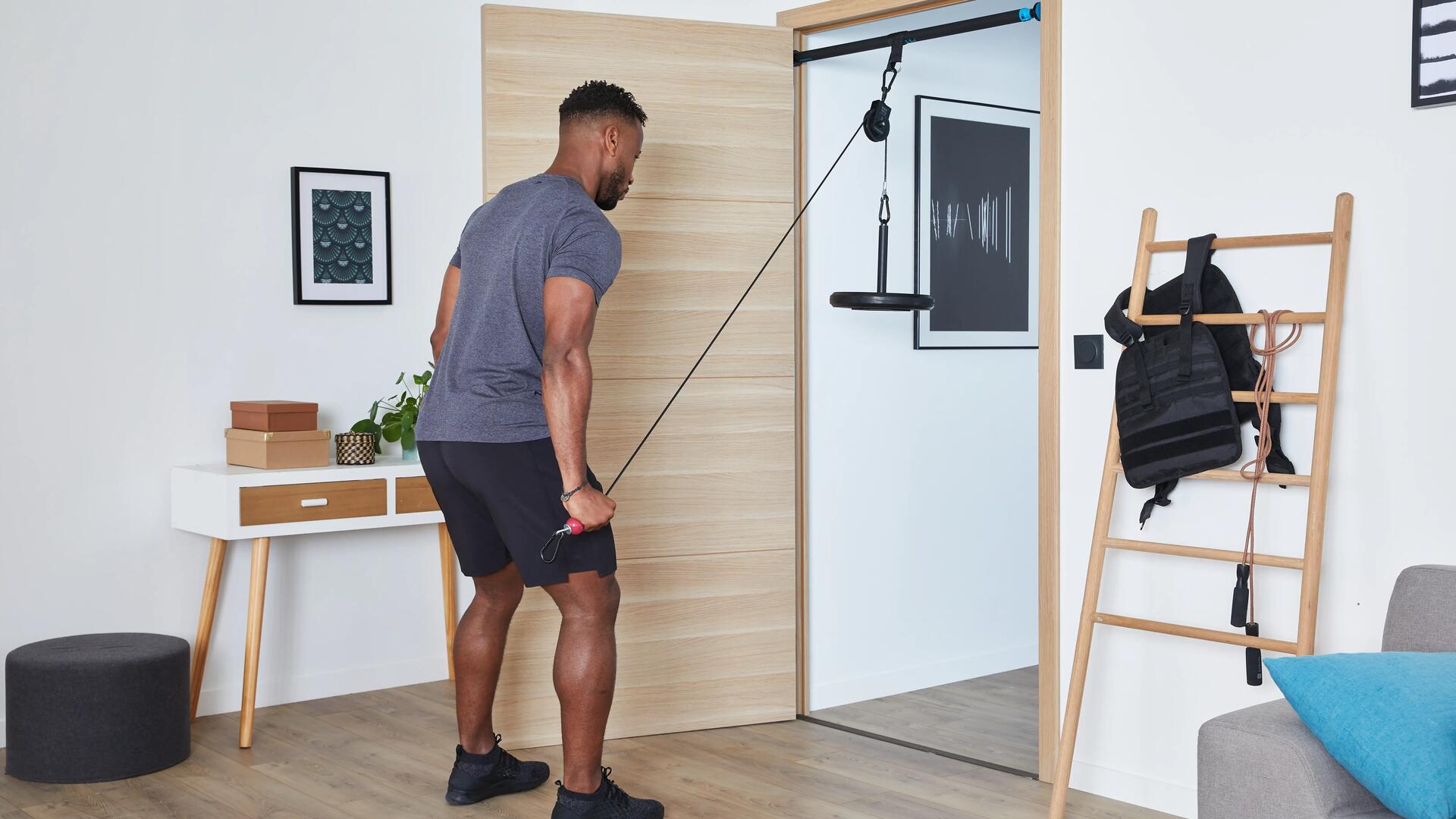 hombre haciendo polea con una mano hacia atrás