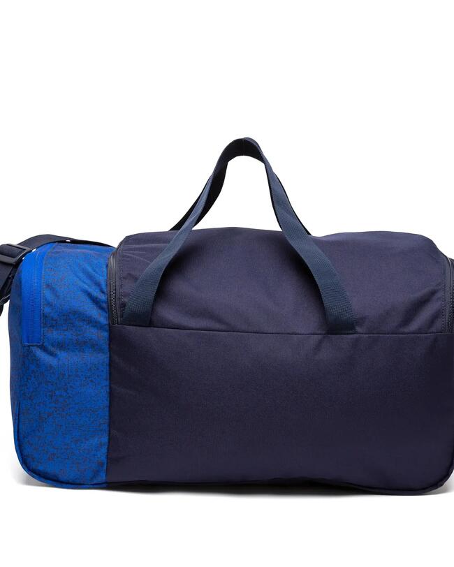 Eine blaue Sporttasche.