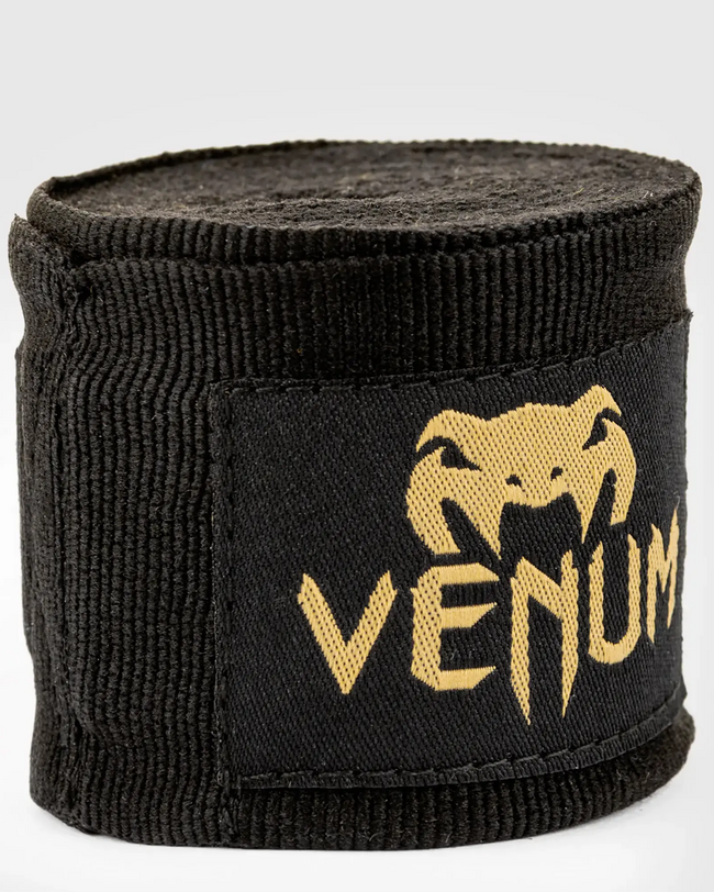 Eine schwarze Boxbandage mit gelber Schrift.