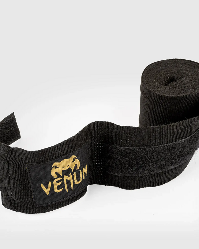 Eine schwarze Boxbandage mit gelber Schrift.