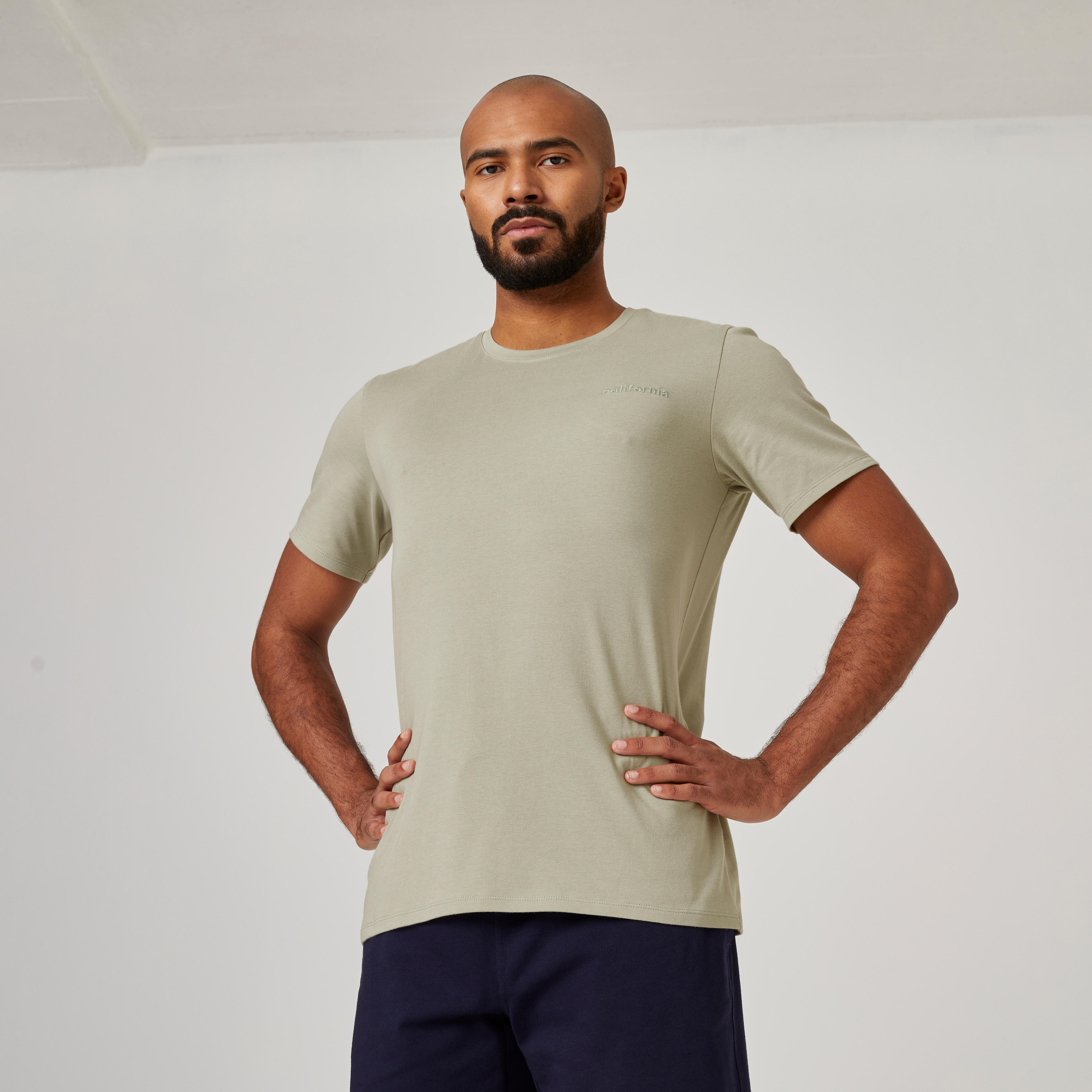 T-shirt fitness da uomo in cotone dritto a maniche corte con scollo rotondo - 500 grigio salvia