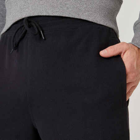 מכנסיים בגזרה רגילה שעשויים בעיקר מכותנה מקולקציית Essentials - שחור
