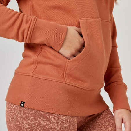 Džemperis su gobtuvu kūno rengybai „Essentials“, tamsiai rusvos spalvos