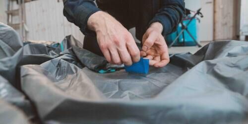 Comment réparer un trou dans un tissu de tente ?