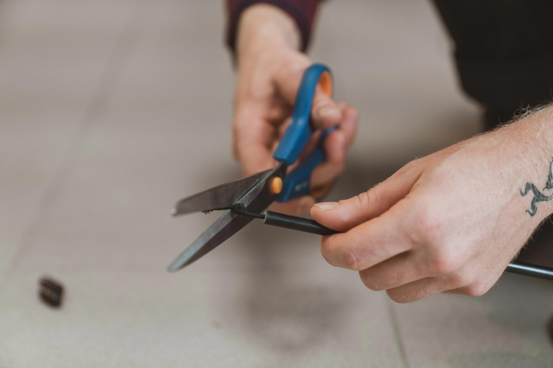 Elastiek van een tentstok vervangen