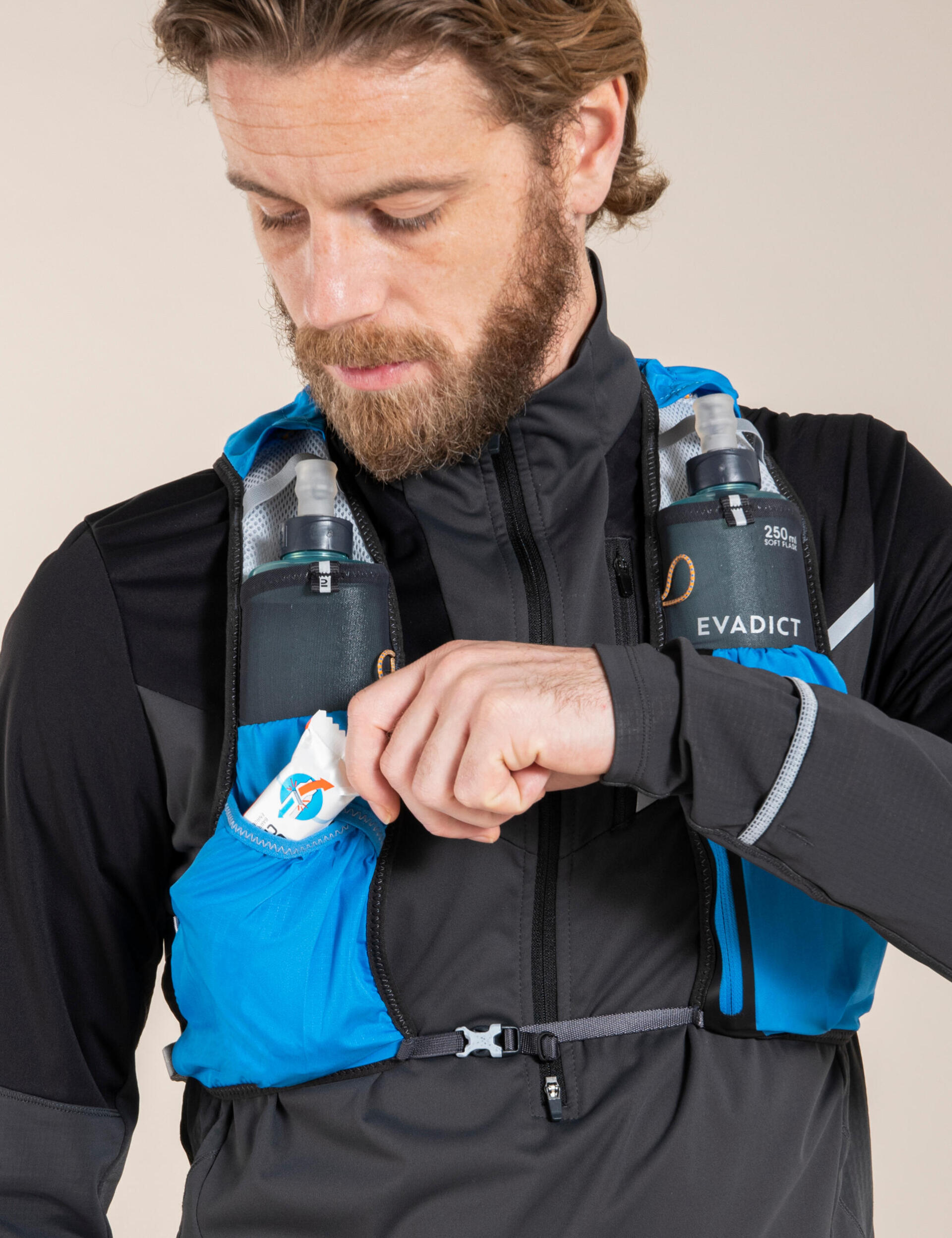 homem com mochila de trail running