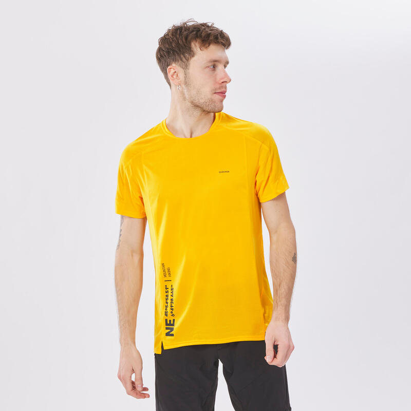 Camiseta de montaña y trekking manga corta Hombre Quechua MH500 amarillo