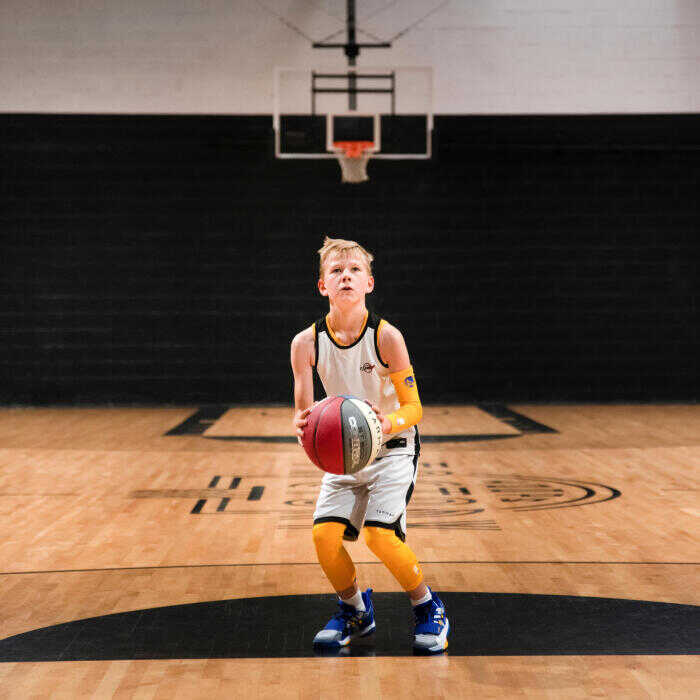 Dieťa hrajúce basketbal