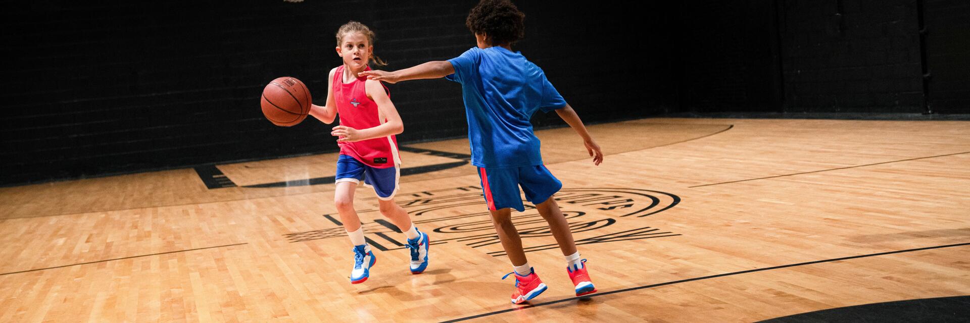 niños jugando a minibasket