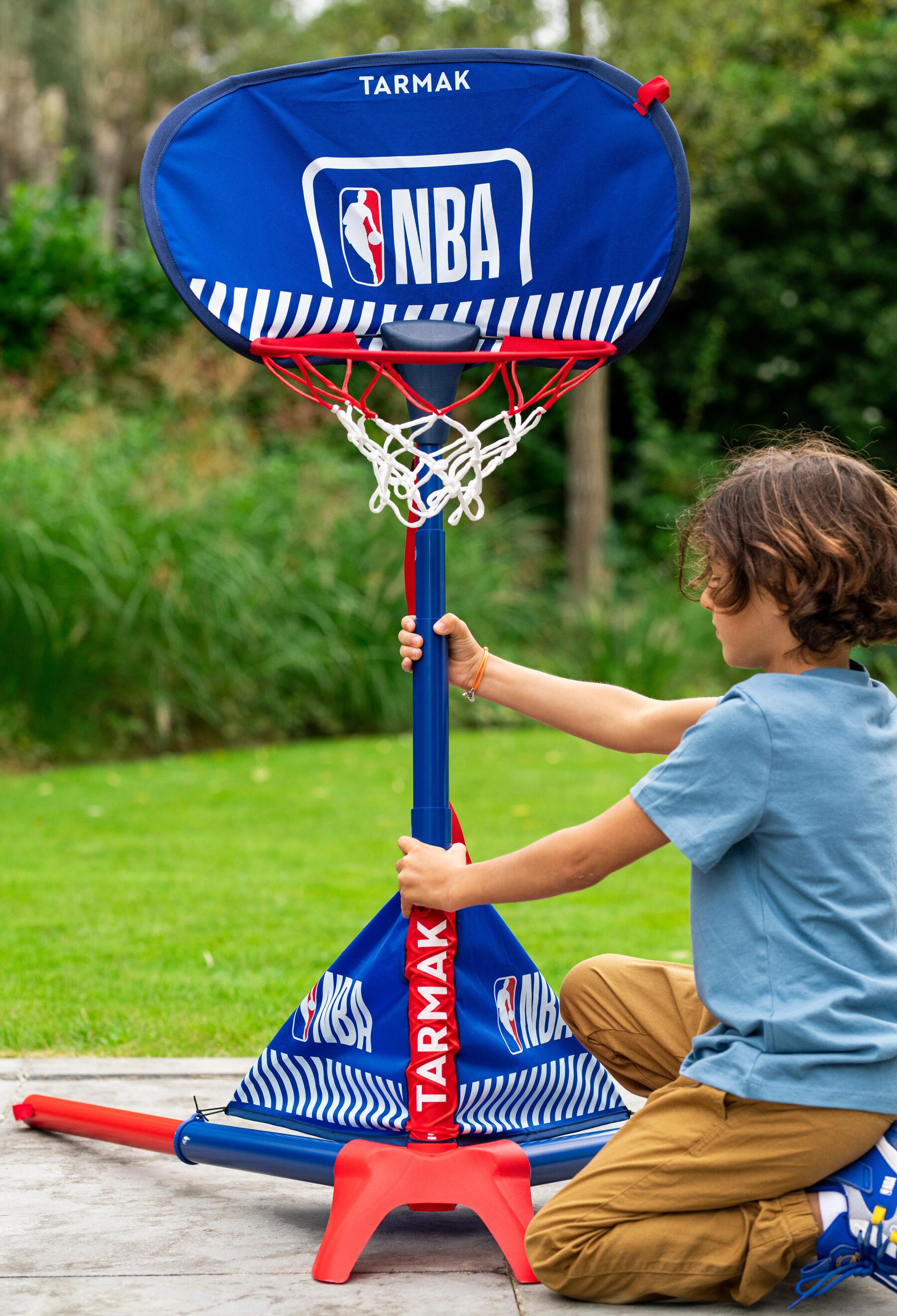 Chłopiec ustawiający koszy dla dzieci do gry w koszykówkę