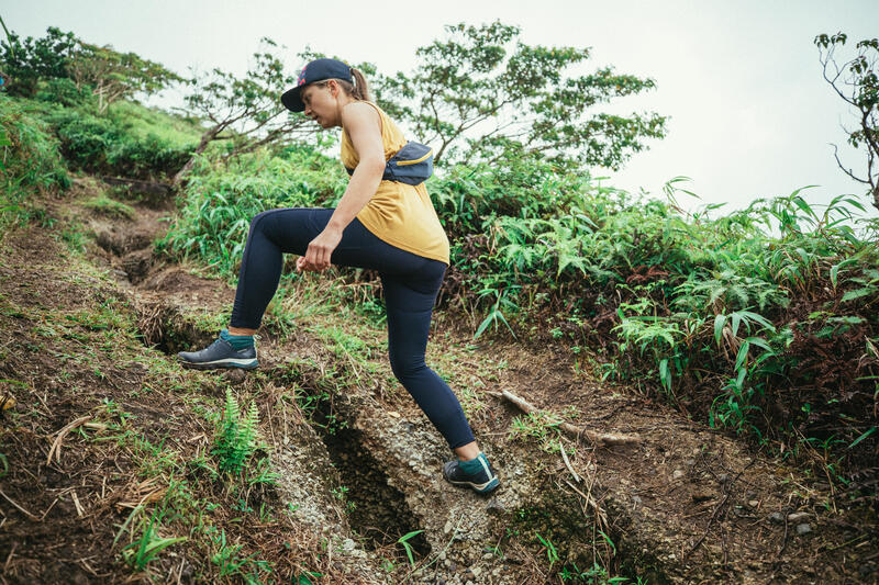 LEGGINGS DE TREKKING E VIAGEM RESISTENTES - TRAVEL 500 MULHER AZUL MARINHO