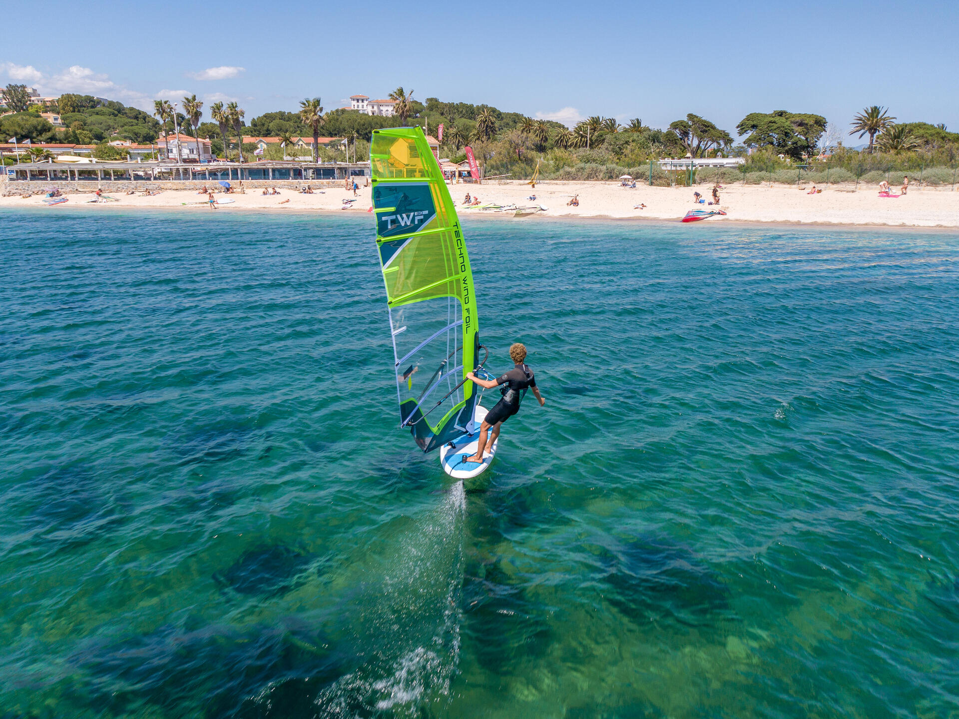 Mężczyzna pływający na obozie windsurfingowym
