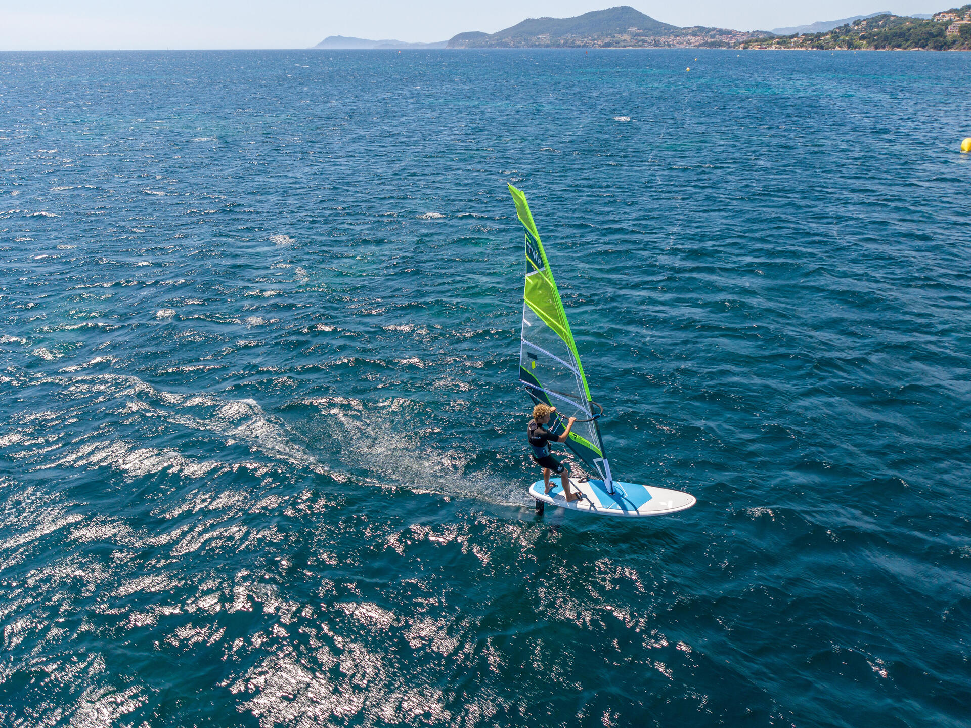 Kobieta robiąca zwrot przez rufę na windsurfingu