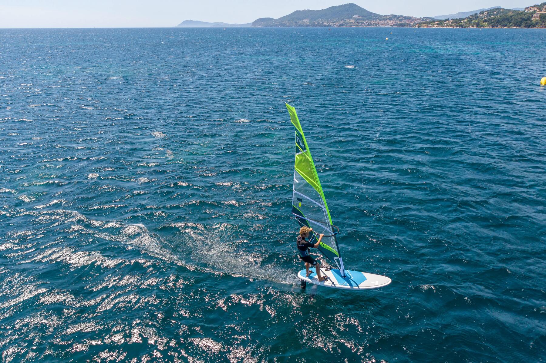 hombre practicando windsurf