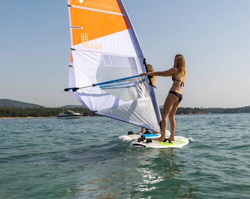 Kobieta pływająca na windsurfingu