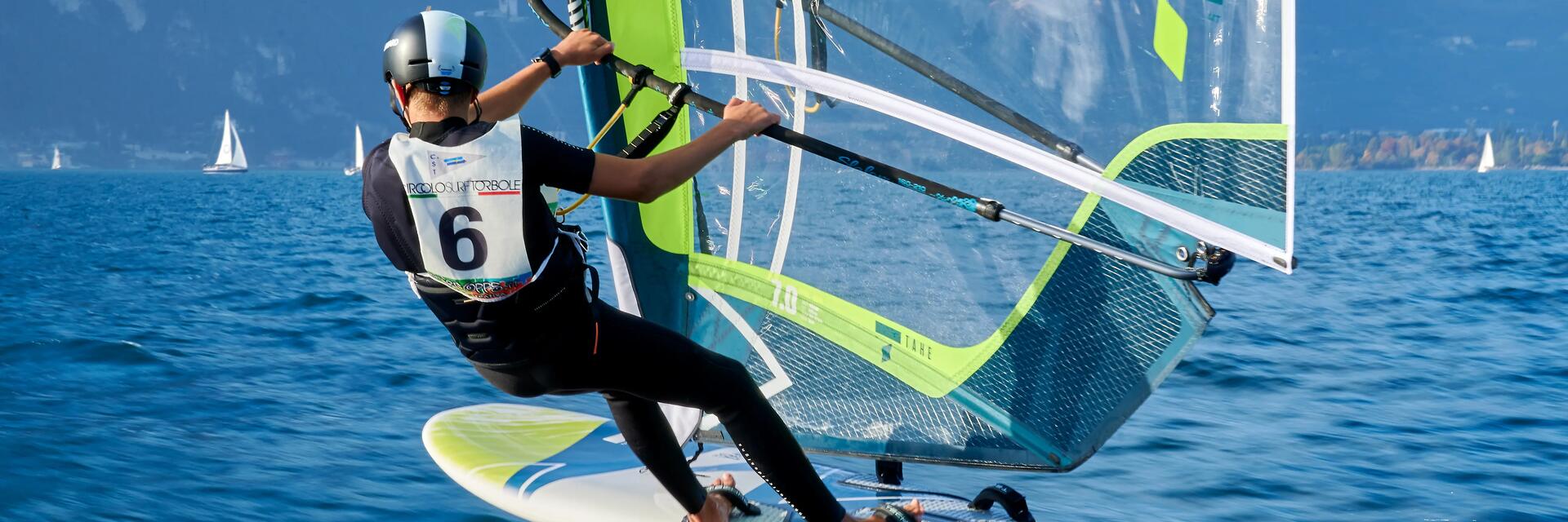 Chłopak pływający na windsurfingu na obozie