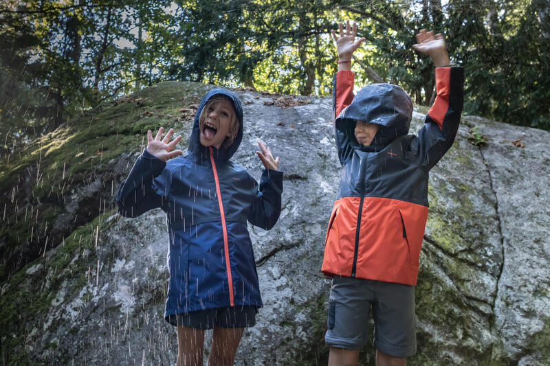 Regenjas voor wandelen MH500 grijs rood kinderen 7-15 jaar
