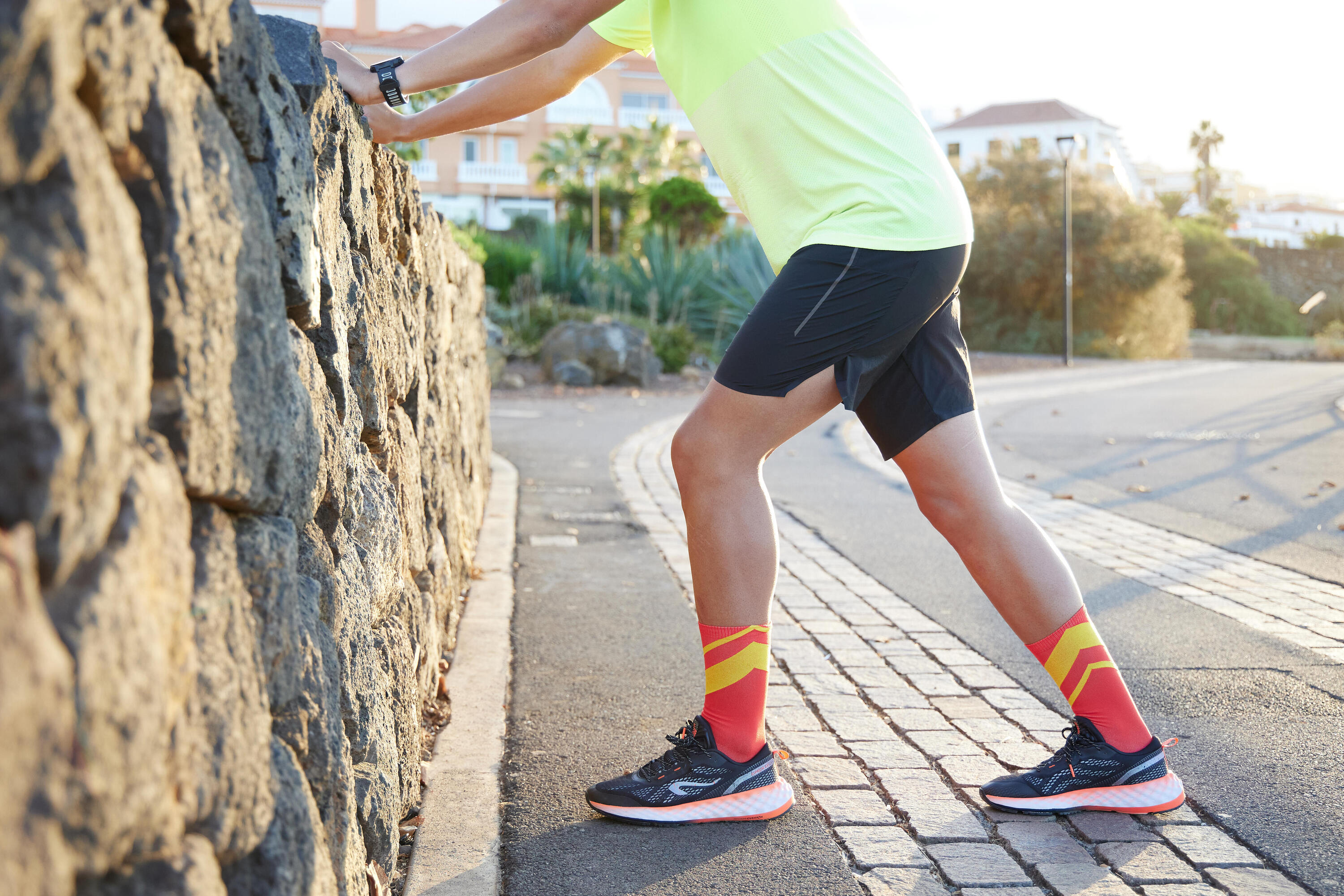 CHAUSSETTES DE RUNNING RUN900 EPAISSES MI-MOLLET ROUGES JAUNES 2/6