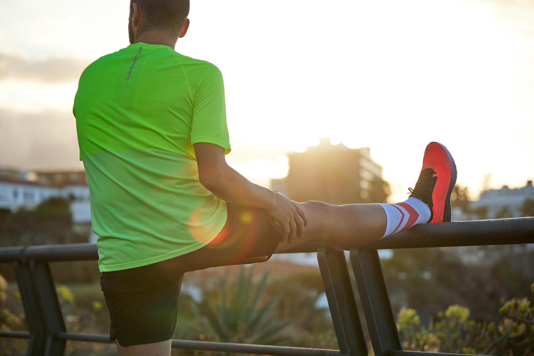 Mężczyzna w stroju sportowym rozciągający się przed treningiem