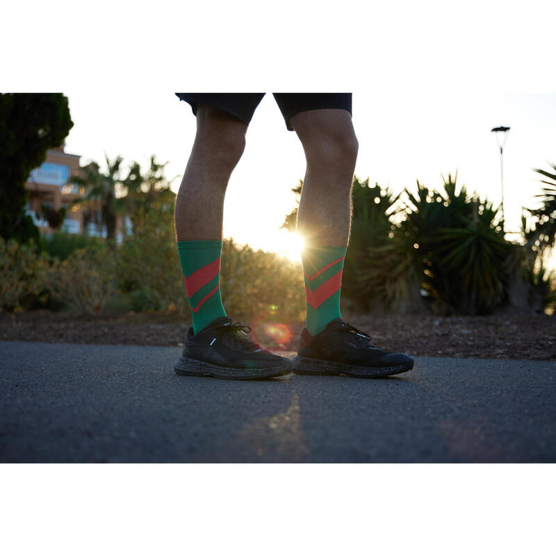 Vysoké běžecké ponožky RUN900 zeleno-červené 