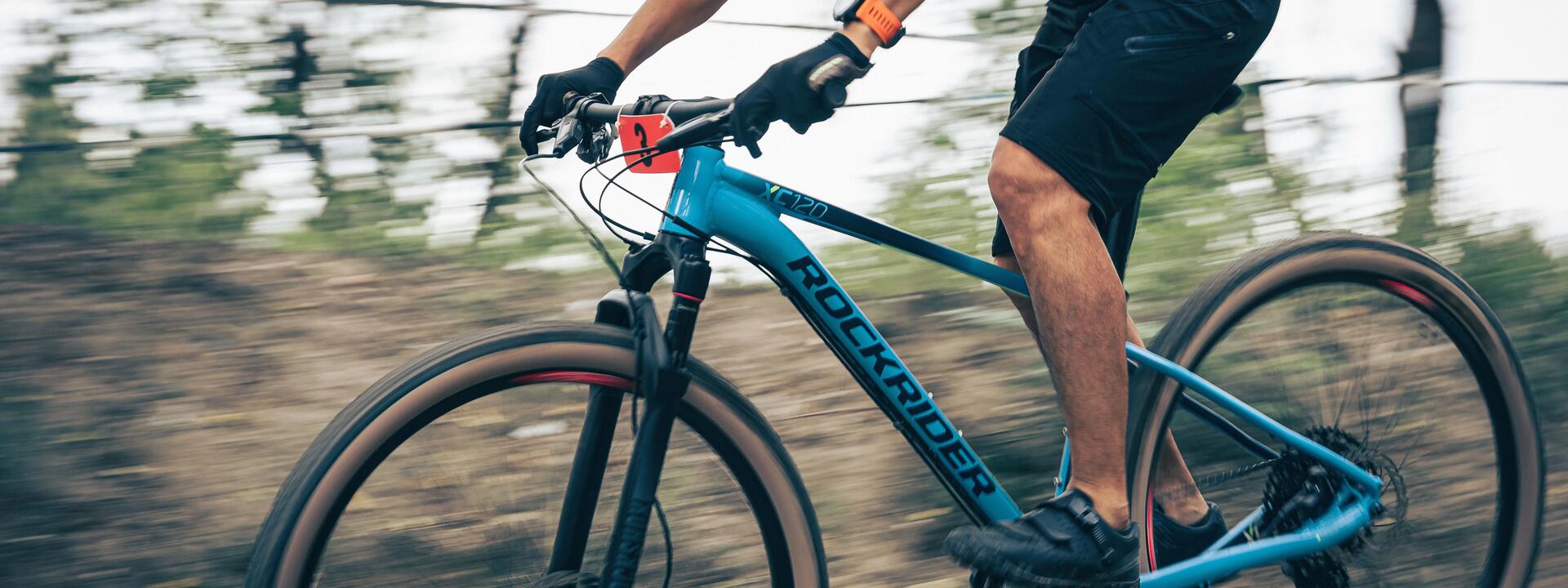 Mężczyzna jadący na rowerze crossowym