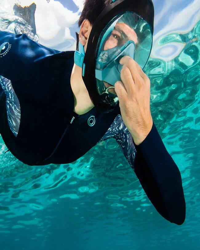 Man met Easybreath 900 snorkelmasker op drukt de flexibele neus in om zijn oren te klaren