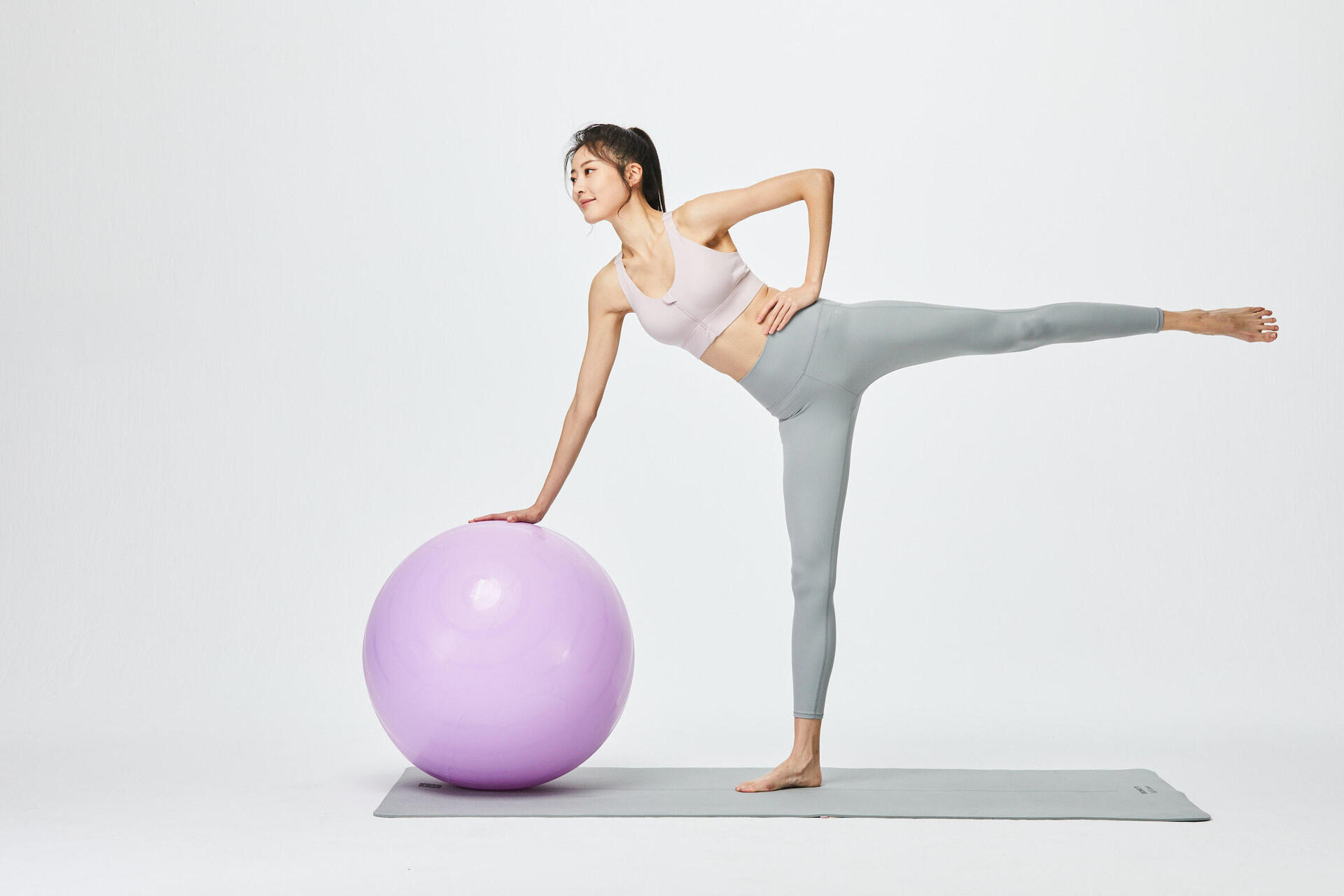 Kobieta ćwicząca pilates z piłką