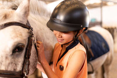 En flicka och en häst i närbild