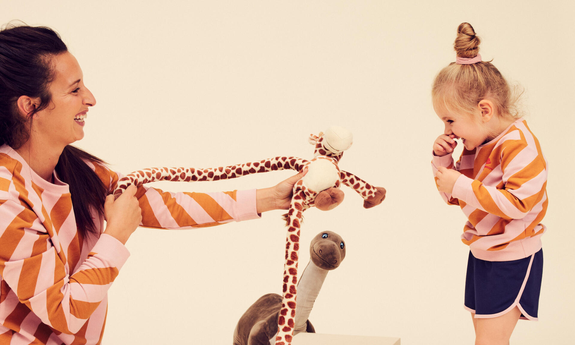 brincadeira entre mãe e filha