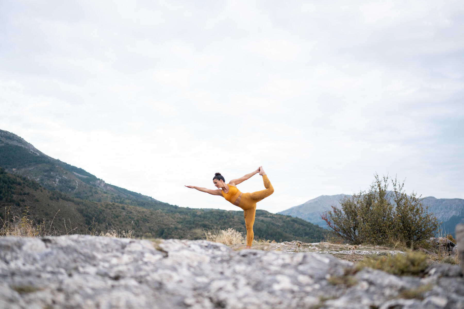 Kobieta ćwicząca w plenerze natarajasana – pozycje tancerza w jodze