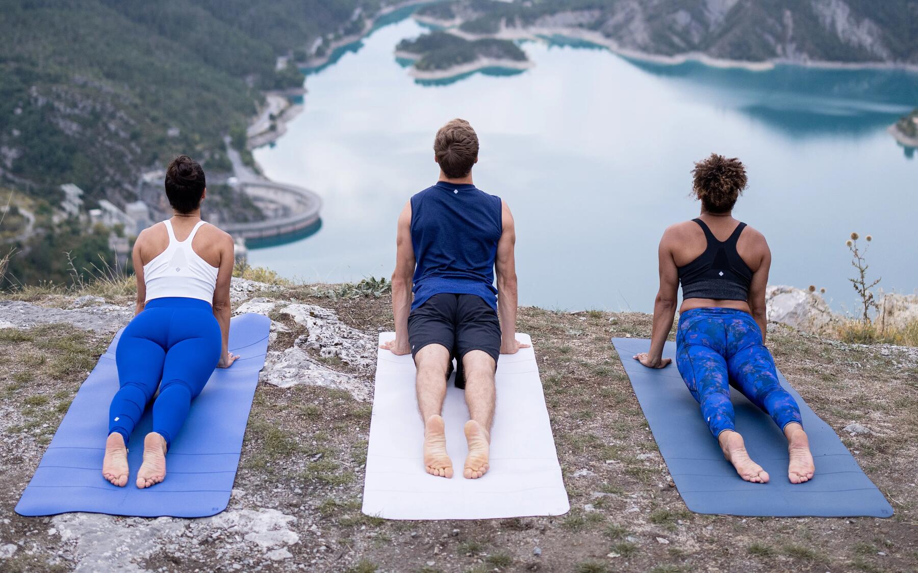 YOGA YAPARKEN NE TÜR GİYSİLER GİYMELİYİZ?