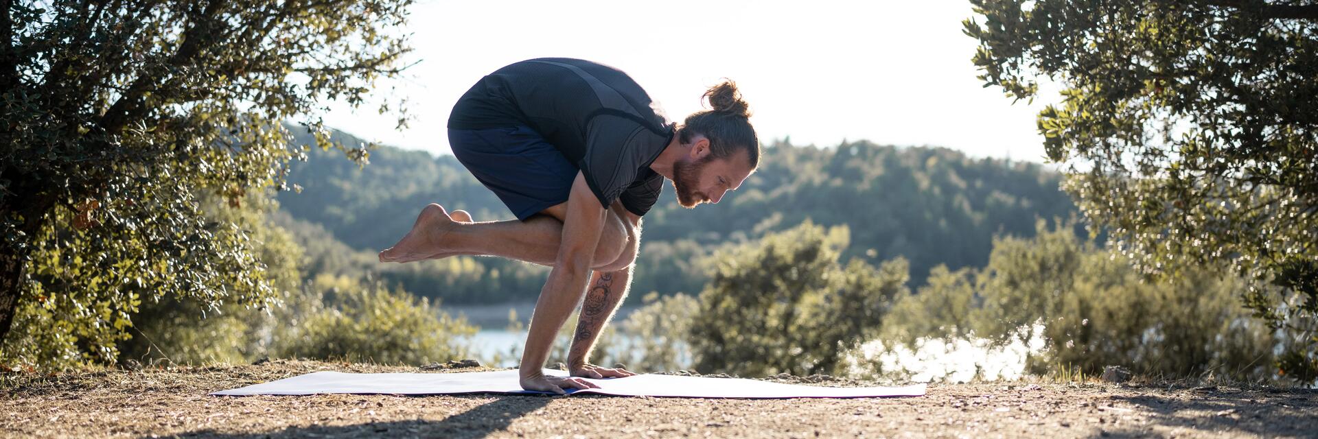 Postura del cuervo yoga