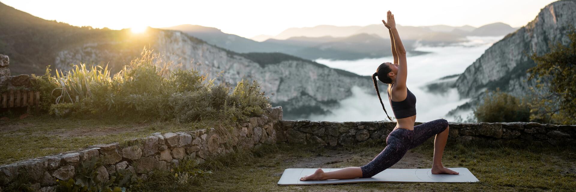Frau beim Yoga auf Berg bei Sonnenaufgang!