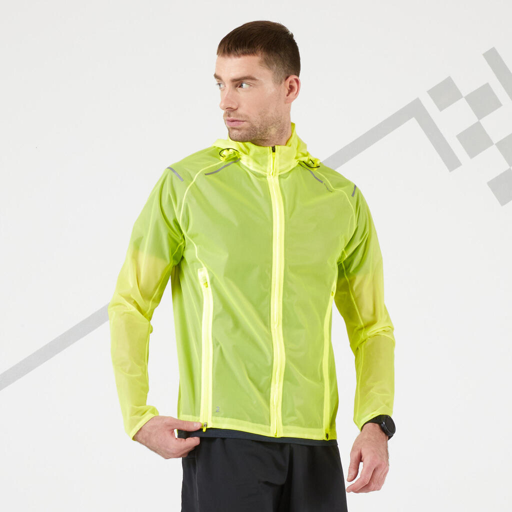 KIPRUN LIGHT SHOWERPROOF MEN'S RUNNING JACKET - YELLOW