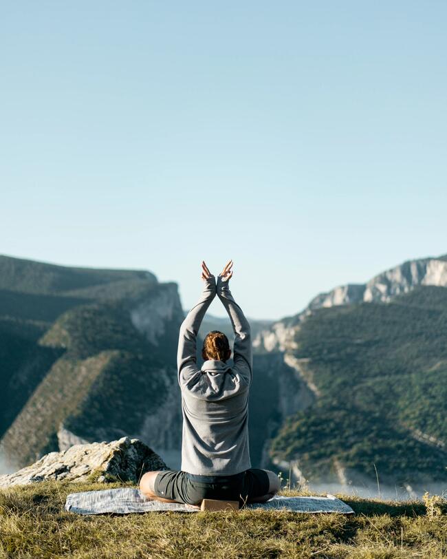 Ein Mann macht Yoga.