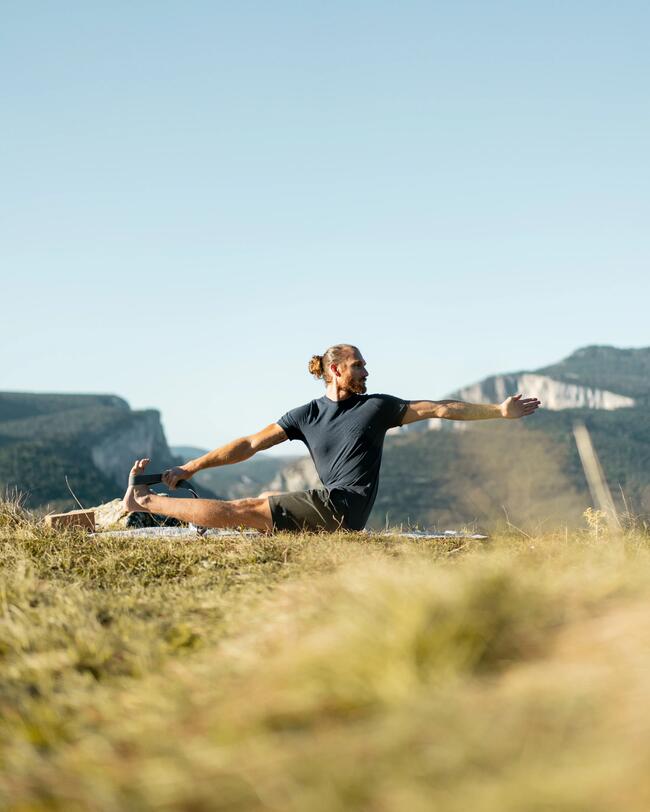 Ein Mann macht Yoga.