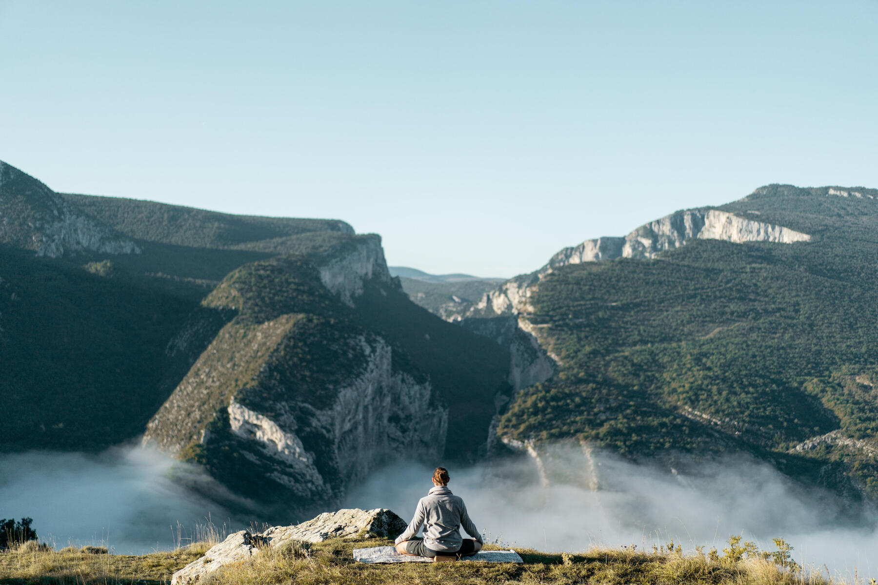 Photo d'une personne faisant du yoga dans la montagne
