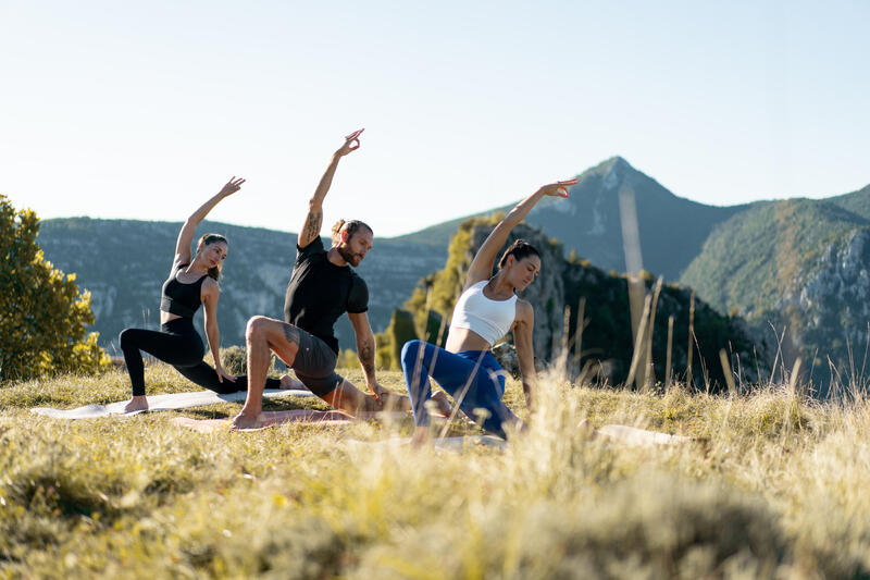 Comment choisir une tenue de yoga femme ? 