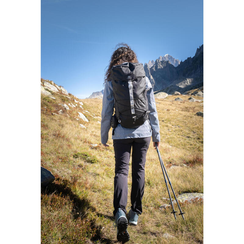 Trekking - Mujer De Senderismo En Las Montañas Sobre Un Consumidor