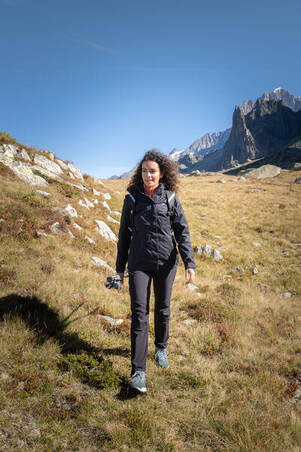 Women’s waterproof mountain walking jacket MH100