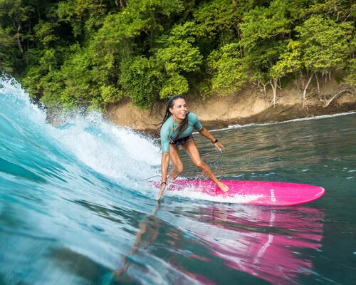 Homem surfando