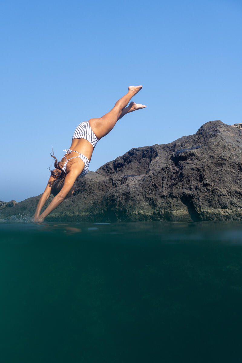 Dámské plavky spodní díl na surf Nora Marin s vysokým pasem bílo-šedý